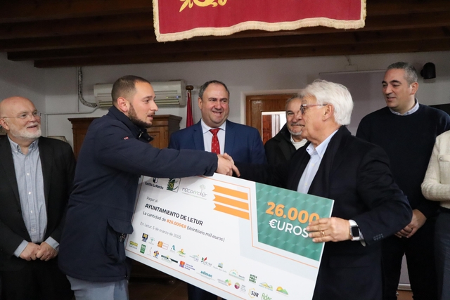 Entrega cheque a Letur