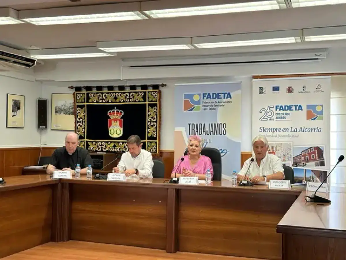 b Firma de contratos de ayudas en SAcedón mesa presidencial