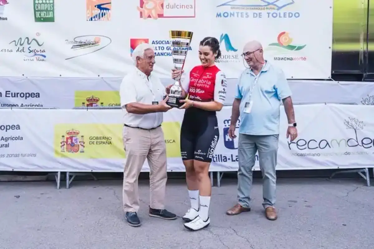 Balance Vuelta presidente RECAMDER entregando trofeo