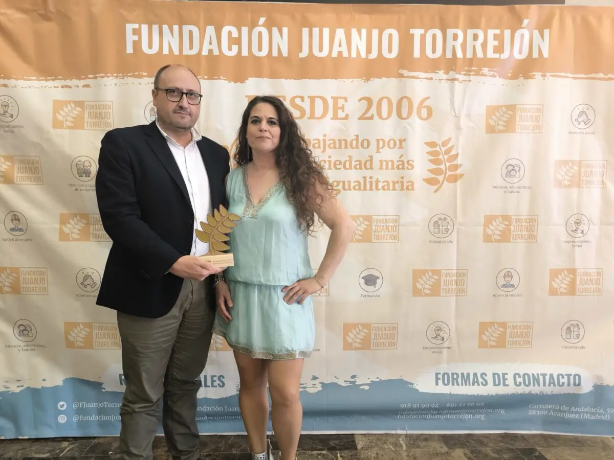 Entrega reconocimiento a Don Quijote secretario GDR y pte Fundación otra