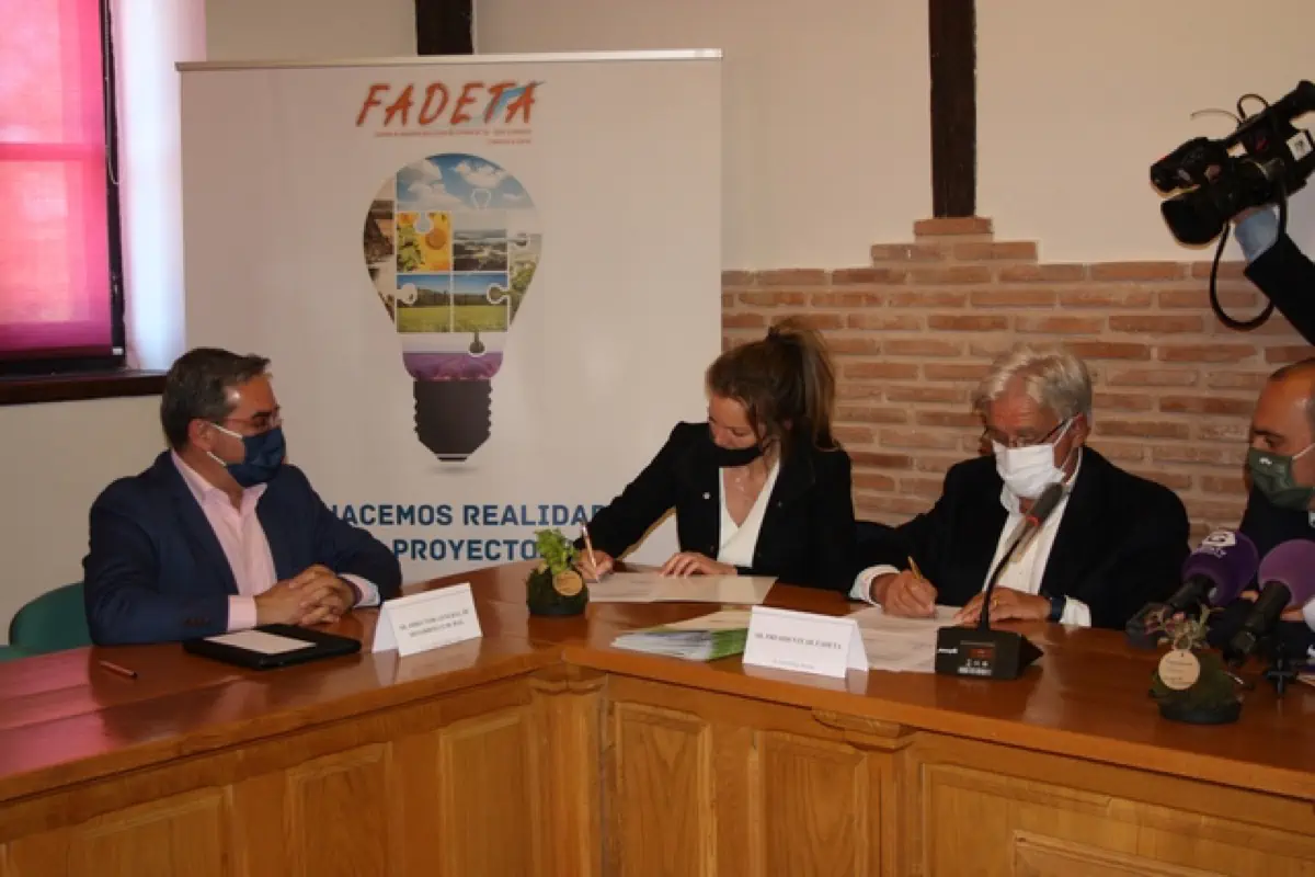 firma contratos emprendedora firmando