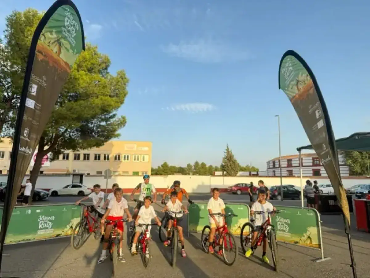 Jóvenes con Raíz Almagro salida en bici