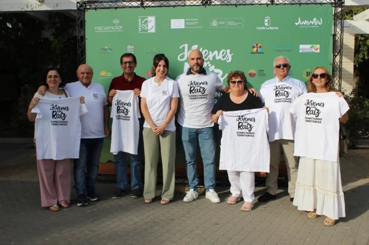 Jóvenes con Raíz en Quintanar de la Orden autoridades