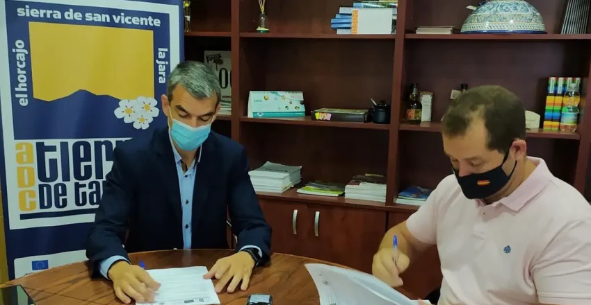 adc-tierras-de-talavera-firma-contratos-de-ayudas-leader-con-seis-municipios-de-la-comarca