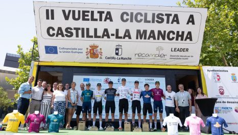 cuarta etapa, autoridades con cilclistas ganadores