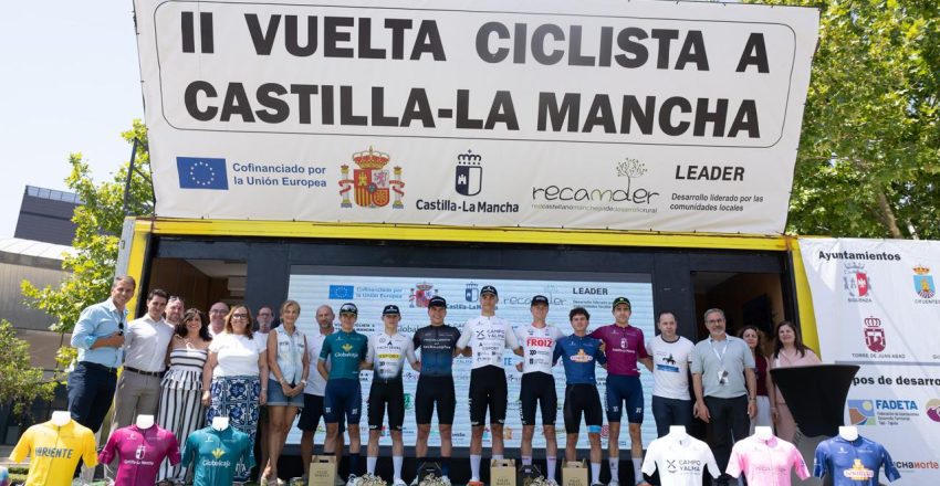 cuarta etapa, autoridades con cilclistas ganadores