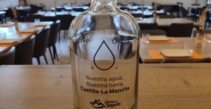 el-gdr-sierra-del-segura-reparte-10000-botellas-del-proyecto-nuestra-agua-nuestra-tierra-entre-hosteleros-de-la-comarca