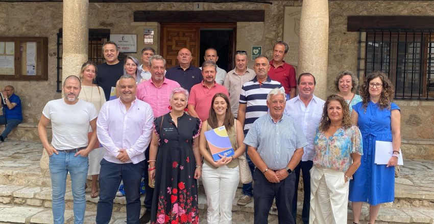 Firma contratos ayudas LEADER, promotores junto a autoridades