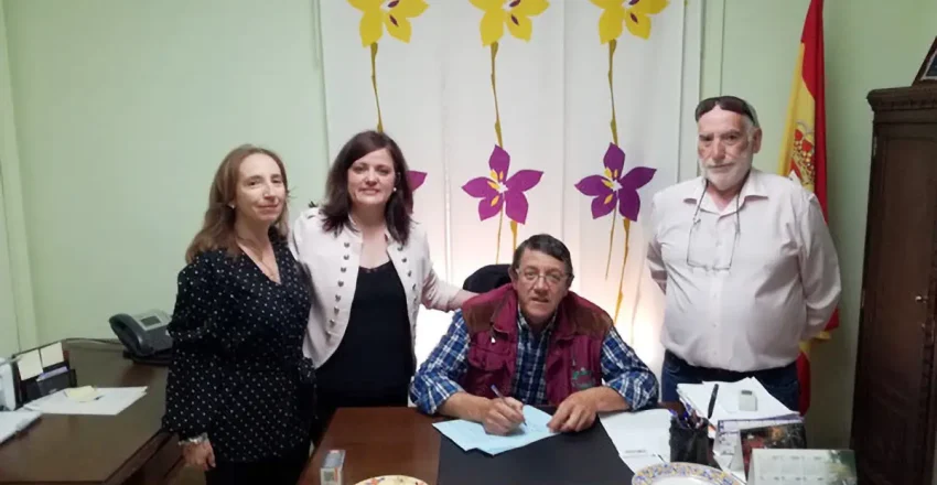 firma-del-contrato-de-ayuda-entre-el-grupo-dulcinea-y-la-cooperativa-oleicola-s-nicasio-de-camunas