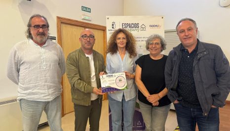 Jornada Violencia Género, equipo Mancha Júcar con delegado entrega placa
