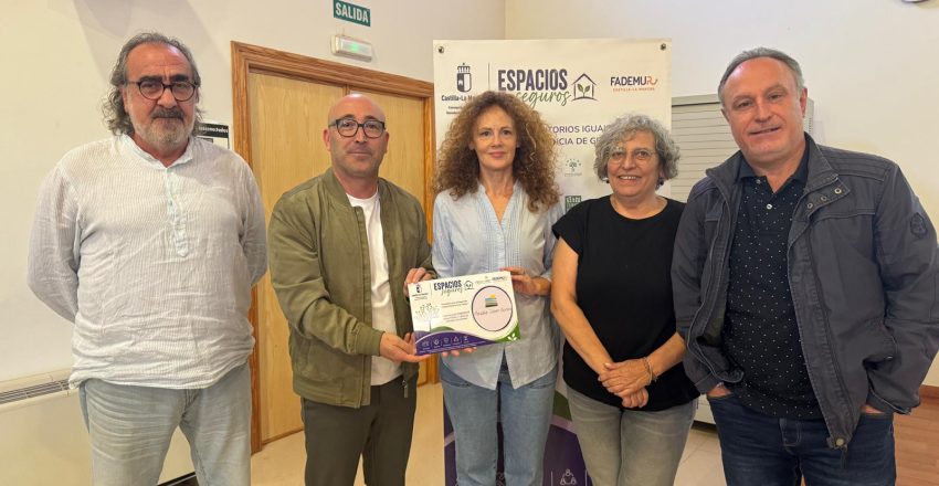 Jornada Violencia Género, equipo Mancha Júcar con delegado entrega placa
