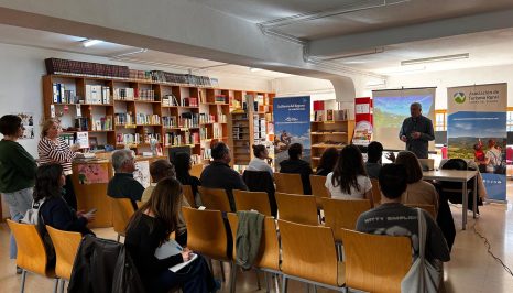 Presentación catálogo, presidente GAL Sierra SEgura interviene