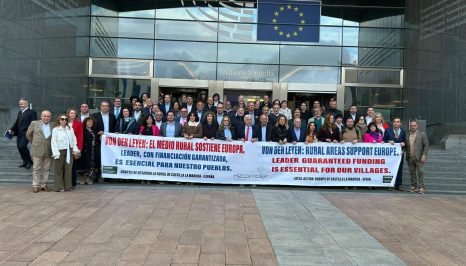 RECAMDER con pancarta en la explanada del Parlamento