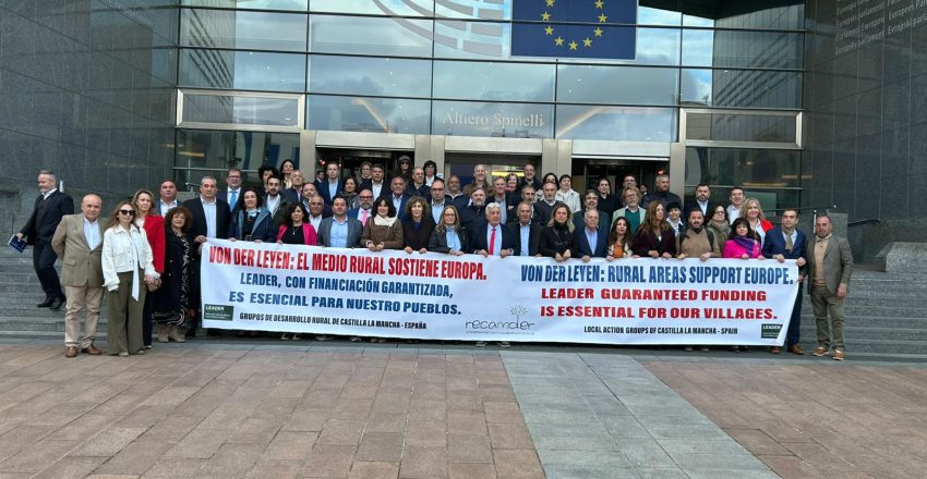 RECAMDER con pancarta en la explanada del Parlamento