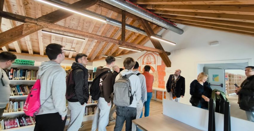 Visita alumnado UCLM, biblioteca Yepes