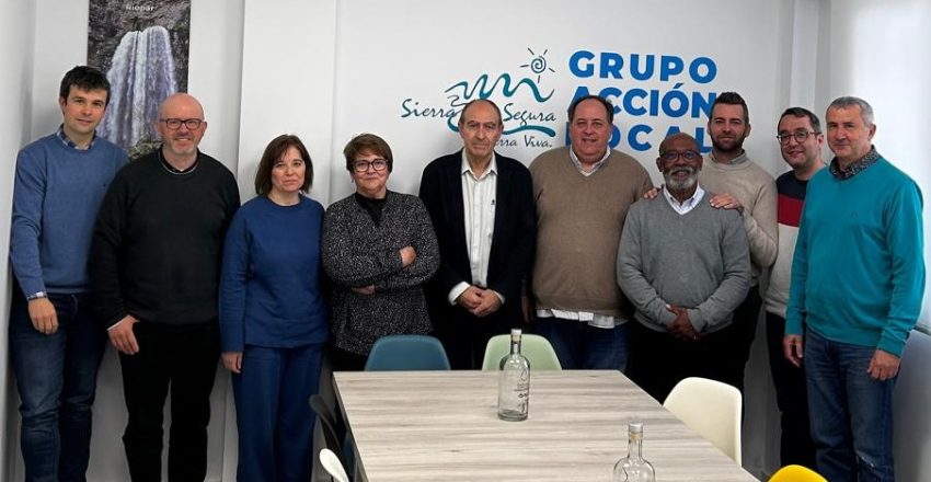 Visita delegado Economía al GAL Sierra del Segura, foto grupo
