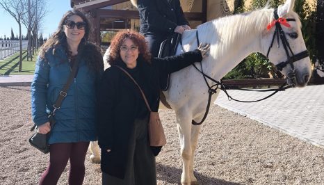 Visita equinoterapia, presidenta y gerente junto a usuario2
